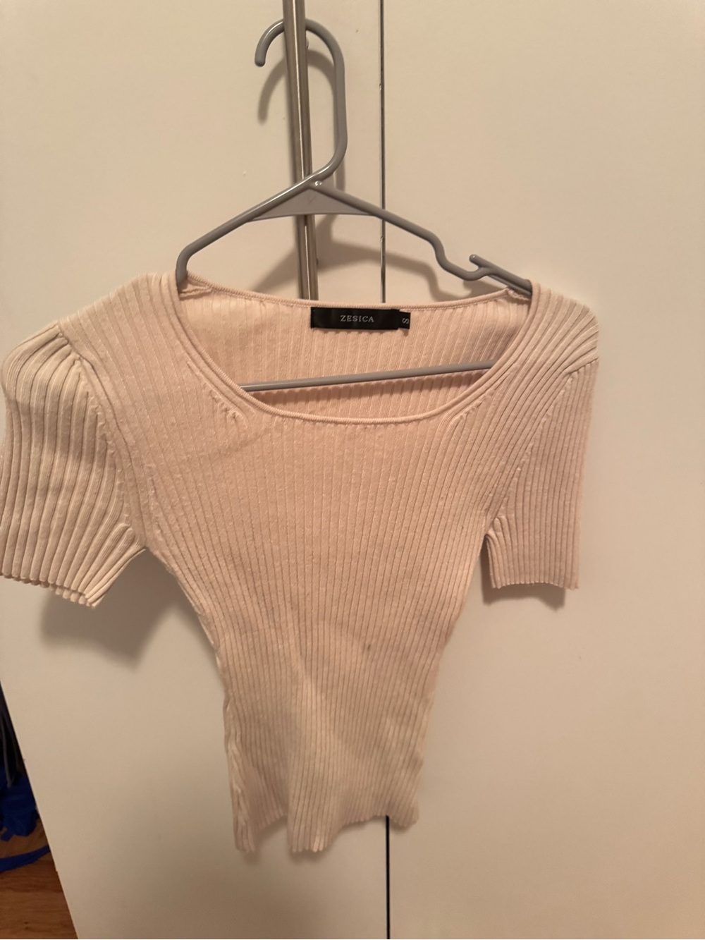 Zesica Ribbed Short Sleeve Scoop Neck Tee in Light Beige
